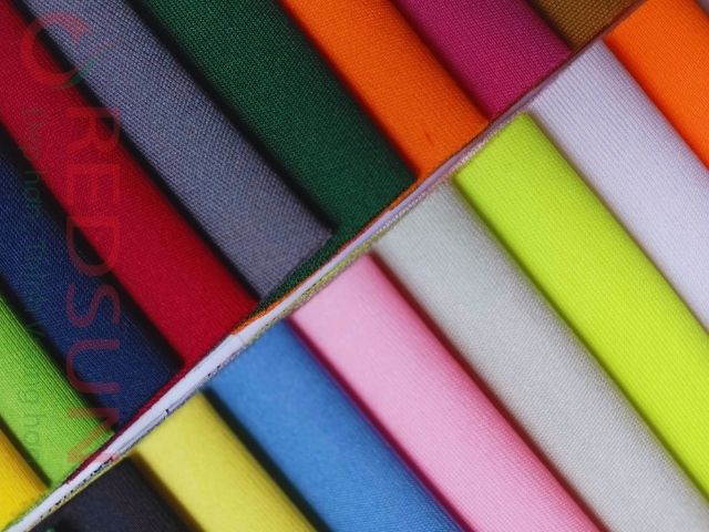 Nên chọn CVC hoặc thun cá sấu Cotton, vì giữ nhiệt vừa phải, thoáng mát khi cần